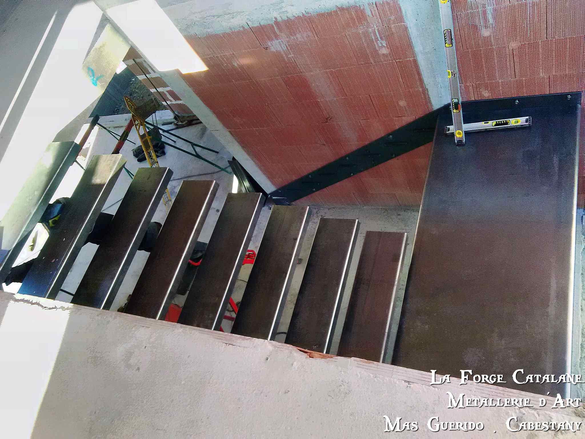 escalier sans limon apparent avec plateforme et marches fer forge catalane.jpg